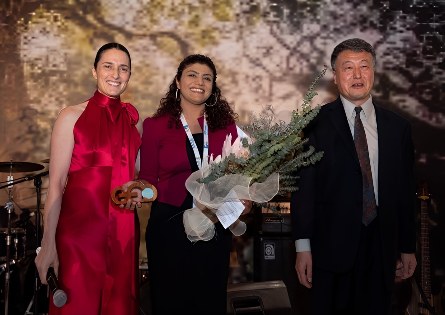 Meghavi GEOAward Ms. Meghavi Prashnani (UMD, NASA Harvest) receiving the 'Emerging Leader Award